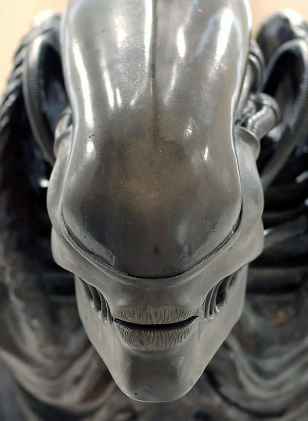 Close-up of alien's mouth.