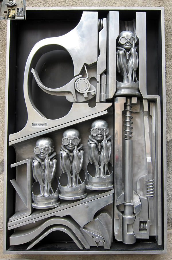 Figures on the museum façade.